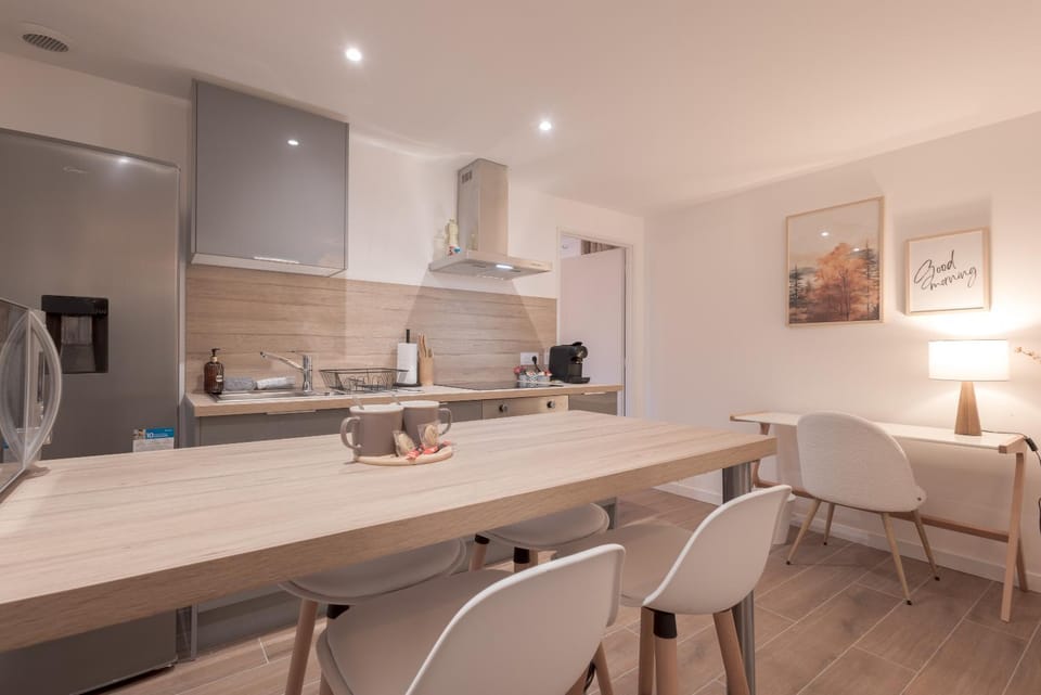 Kitchen or kitchenette, Seating area, Dining area