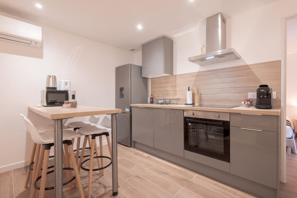 Coffee/tea facilities, Kitchen or kitchenette, Dining area, oven, stove, toaster