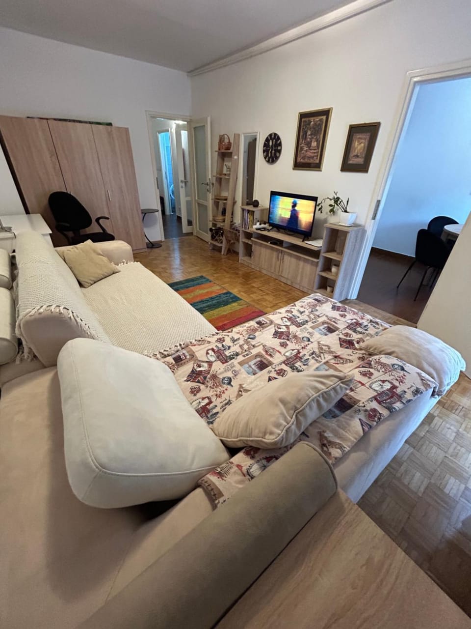 Communal lounge/ TV room, Bed, TV and multimedia, Living room, Photo of the whole room, Seating area, Evening entertainment