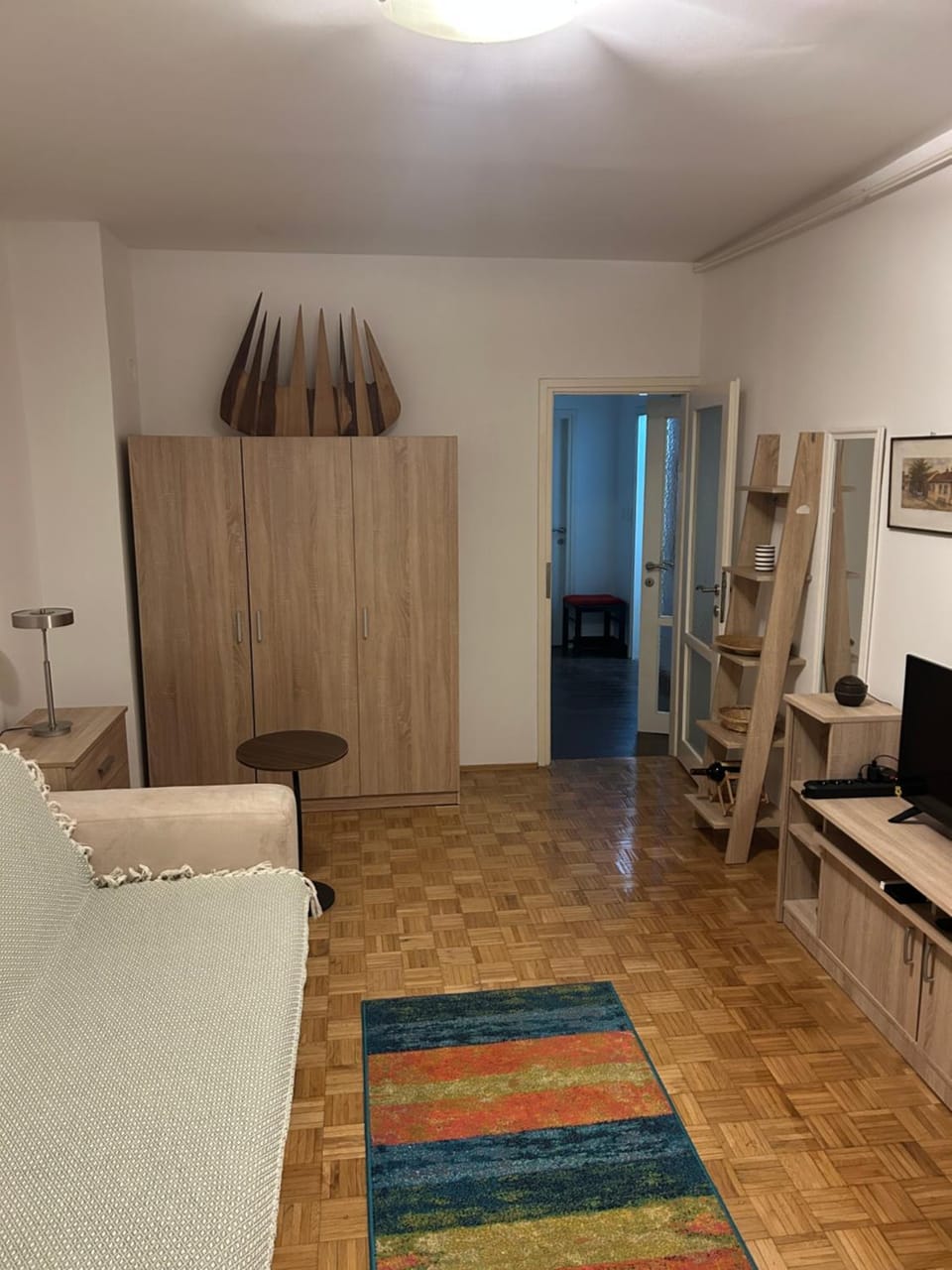 Bed, TV and multimedia, Living room, Seating area, Evening entertainment