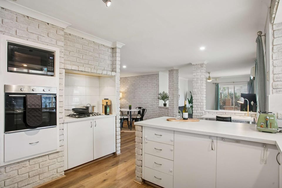 Seaview Escape Ocean Views & 500MBs Wifi House in Joondalup
