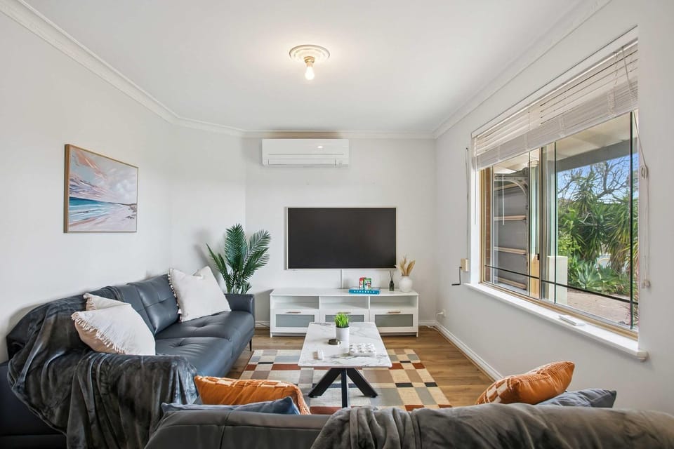 Seaview Escape Ocean Views & 500MBs Wifi House in Joondalup
