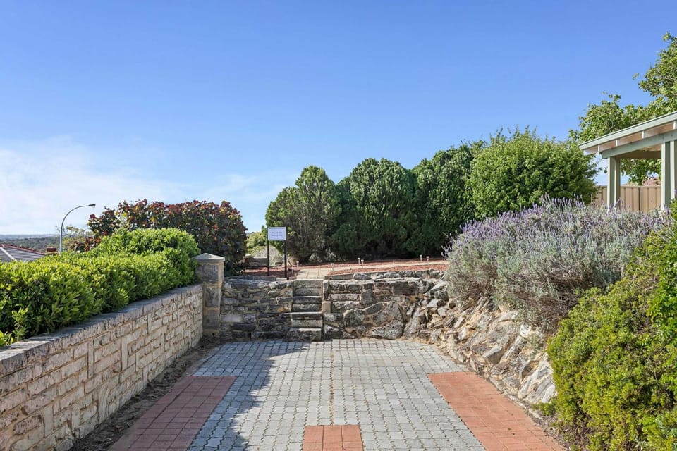 Luxury 2BR Beachside Stay - 2 Parking House in Joondalup