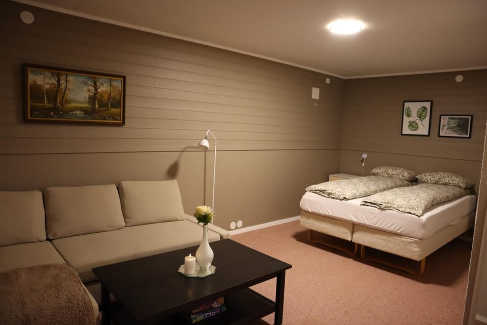 House by the Fjord - Sauna, Sea View & Northern Lights Country House in Troms Og Finnmark