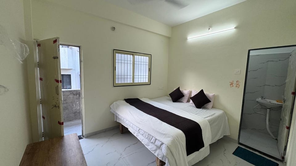 Shower, Bed, Bathroom, Photo of the whole room, Bedroom, towels
