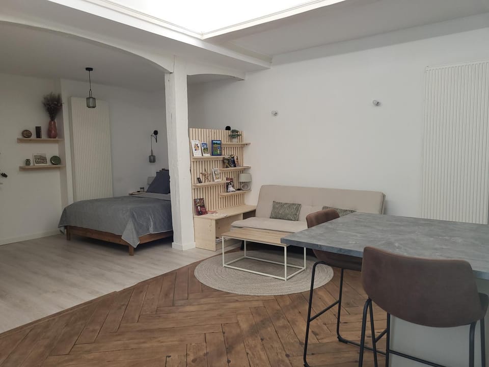 Bed, Living room, Photo of the whole room, Seating area