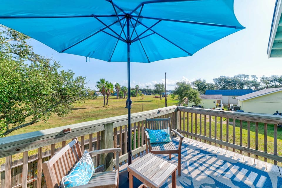 Private Retreat Hot Tub BBQ Grill Yard House in Rockport