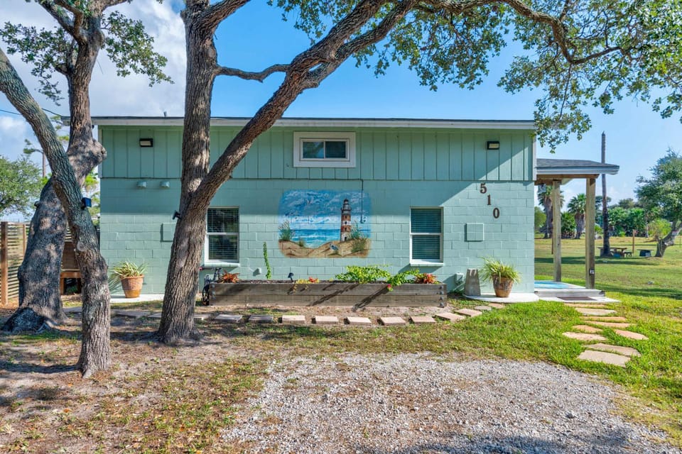 Private Retreat Hot Tub BBQ Grill Yard House in Rockport