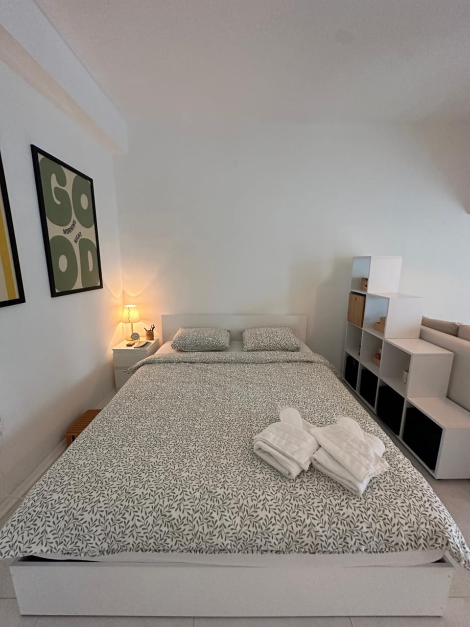 Bed, Bedroom, towels