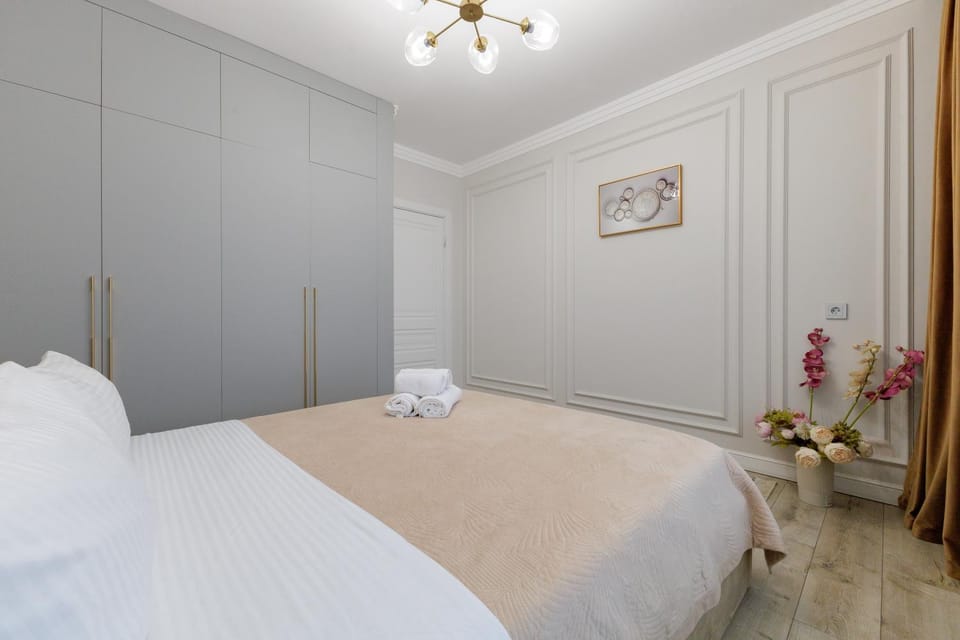 Facade/entrance, Bed