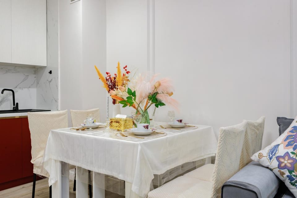 Kitchen or kitchenette, Living room, Seating area, Dining area