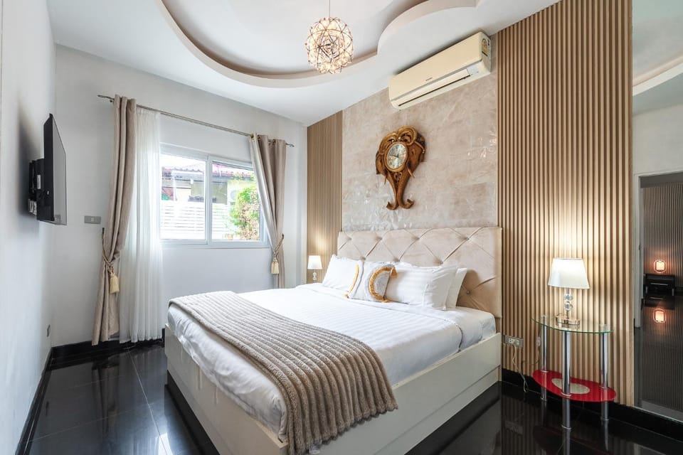 Bed, TV and multimedia, Photo of the whole room, Bedroom