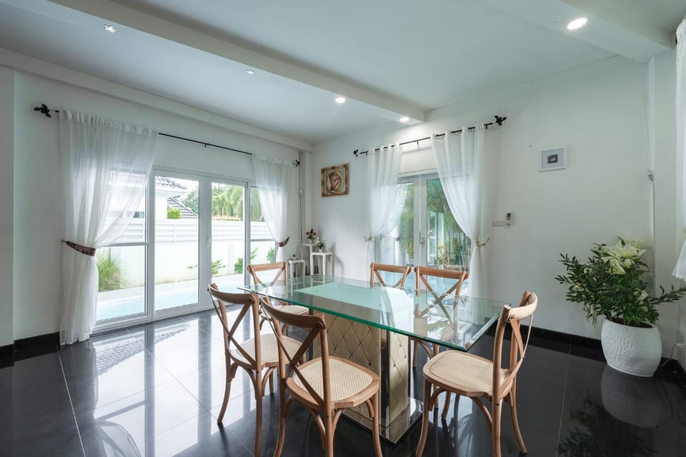 Living room, Seating area, Dining area