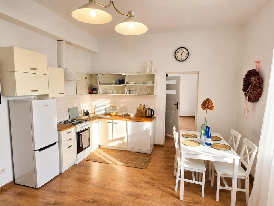 Kitchen or kitchenette, Dining area, dishwasher, oven, stove, toaster