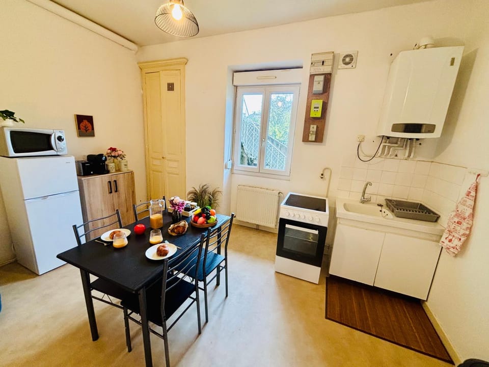 Kitchen or kitchenette, Living room, Seating area, Dining area, oven, stove