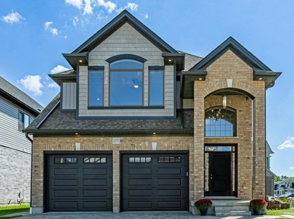 Modern 2BR suite Kitchen Workspace Laundry Apartment in London