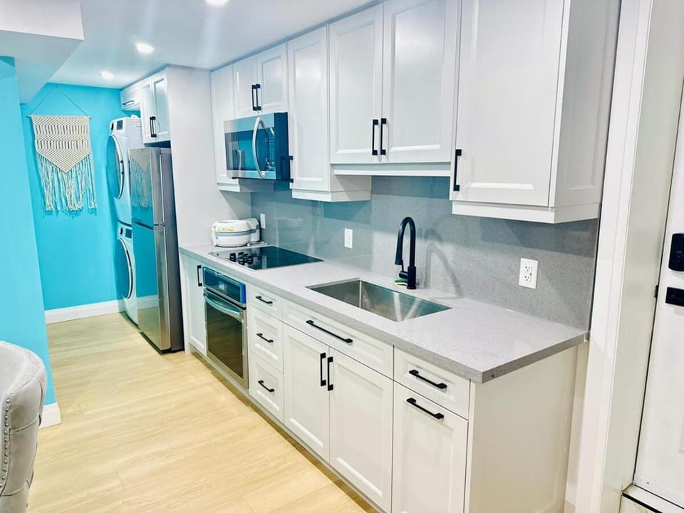 Modern 2BR suite Kitchen Workspace Laundry Apartment in London