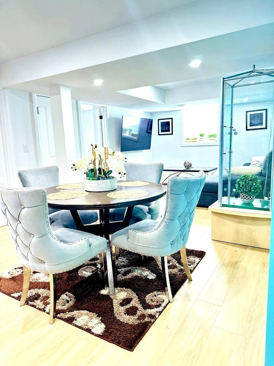 Modern 2BR suite Kitchen Workspace Laundry Apartment in London