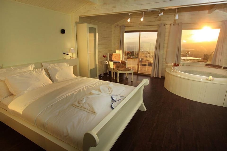 Bed, Hot Tub, Photo of the whole room, Bedroom, towels