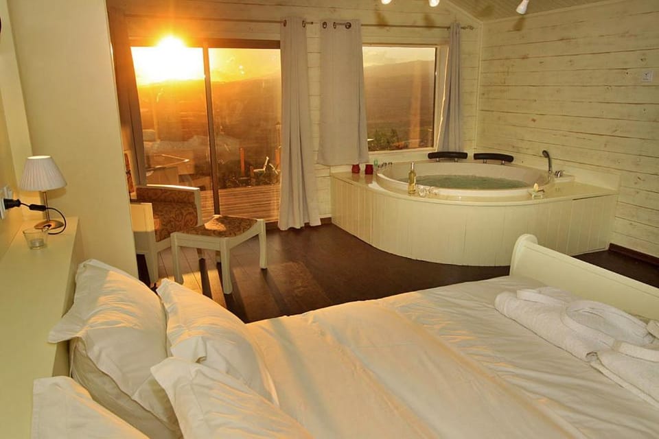 Bed, Hot Tub, Photo of the whole room, Bedroom, towels