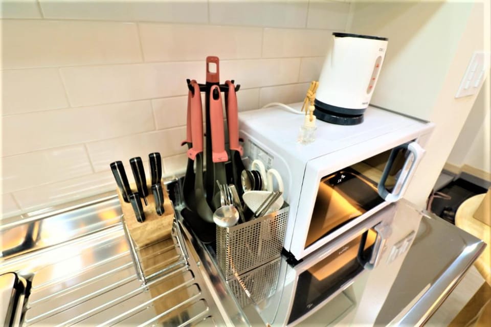 Kitchen or kitchenette, minibar