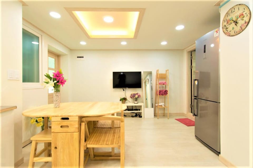 Communal lounge/ TV room, TV and multimedia, Kitchen or kitchenette, Living room, Seating area, Dining area, minibar