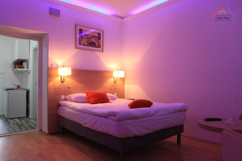 Shower, TV and multimedia, Coffee/tea facilities, Kitchen or kitchenette, Decorative detail, Bedroom