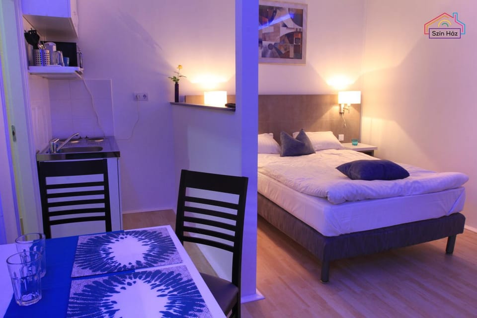 TV and multimedia, Coffee/tea facilities, Photo of the whole room, Dining area, Bedroom, Garden view
