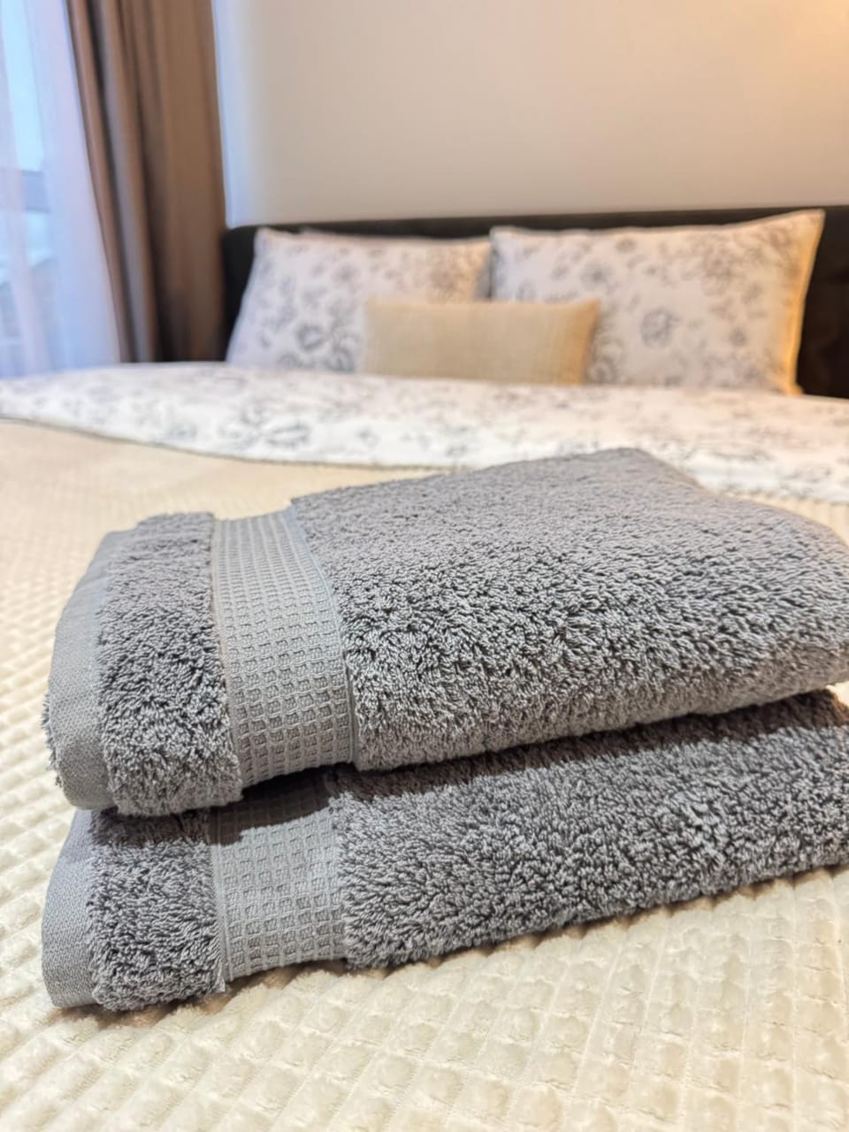 Bed, Bedroom, towels