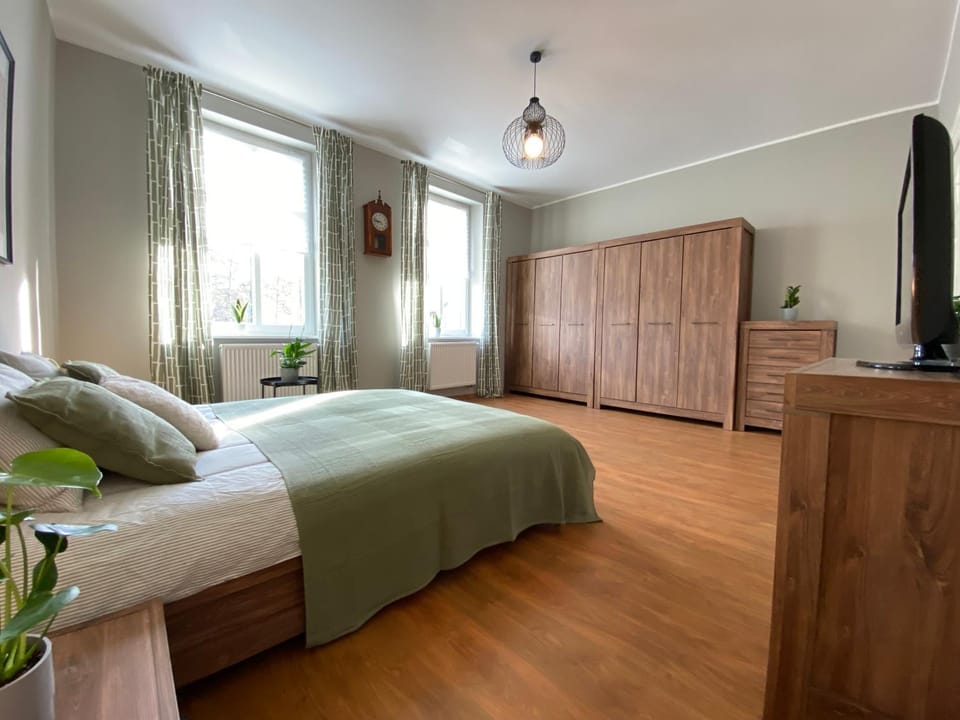 Bed, TV and multimedia, Bedroom, wardrobe