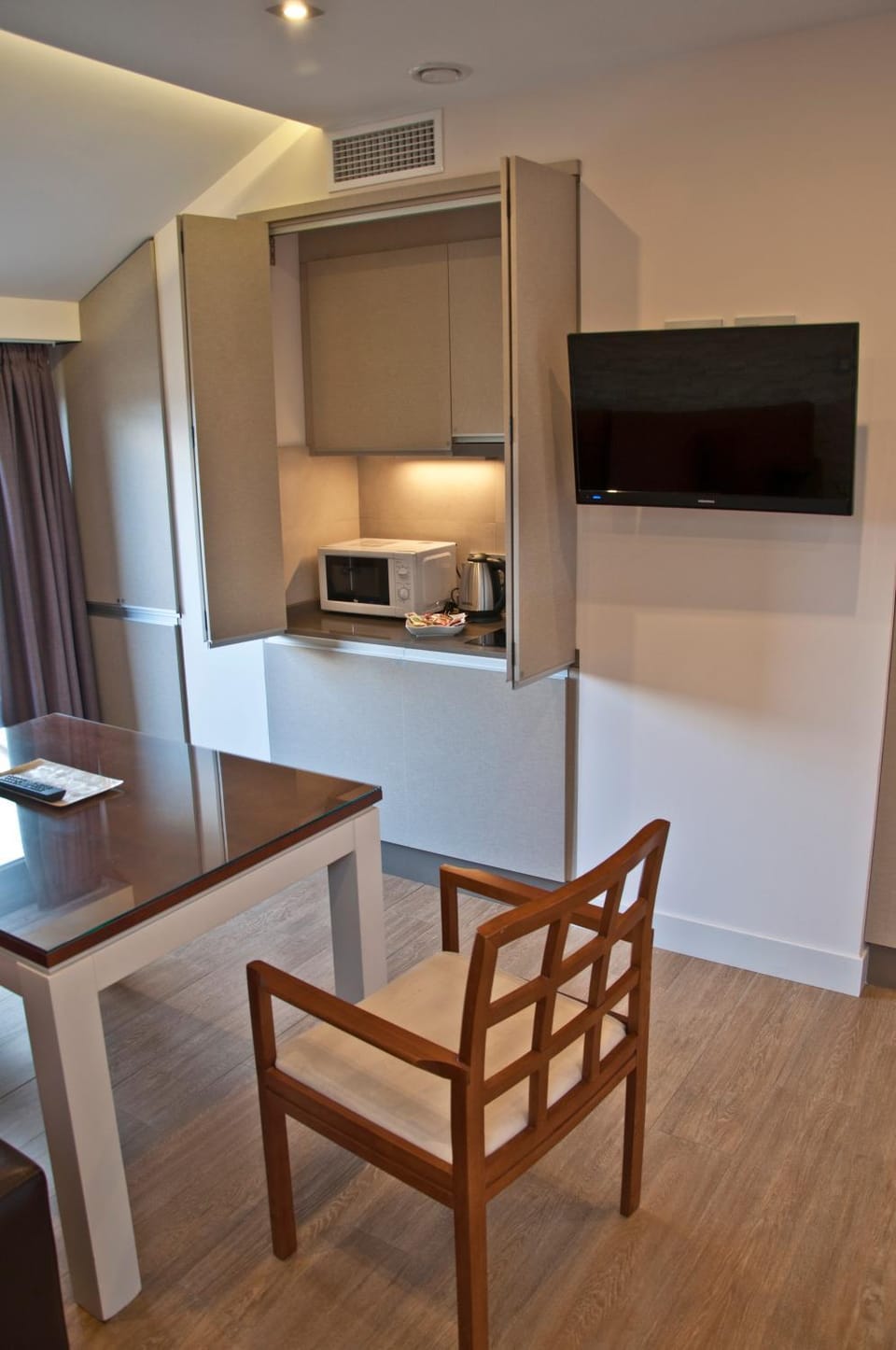 Kitchen or kitchenette, Decorative detail, Dining area
