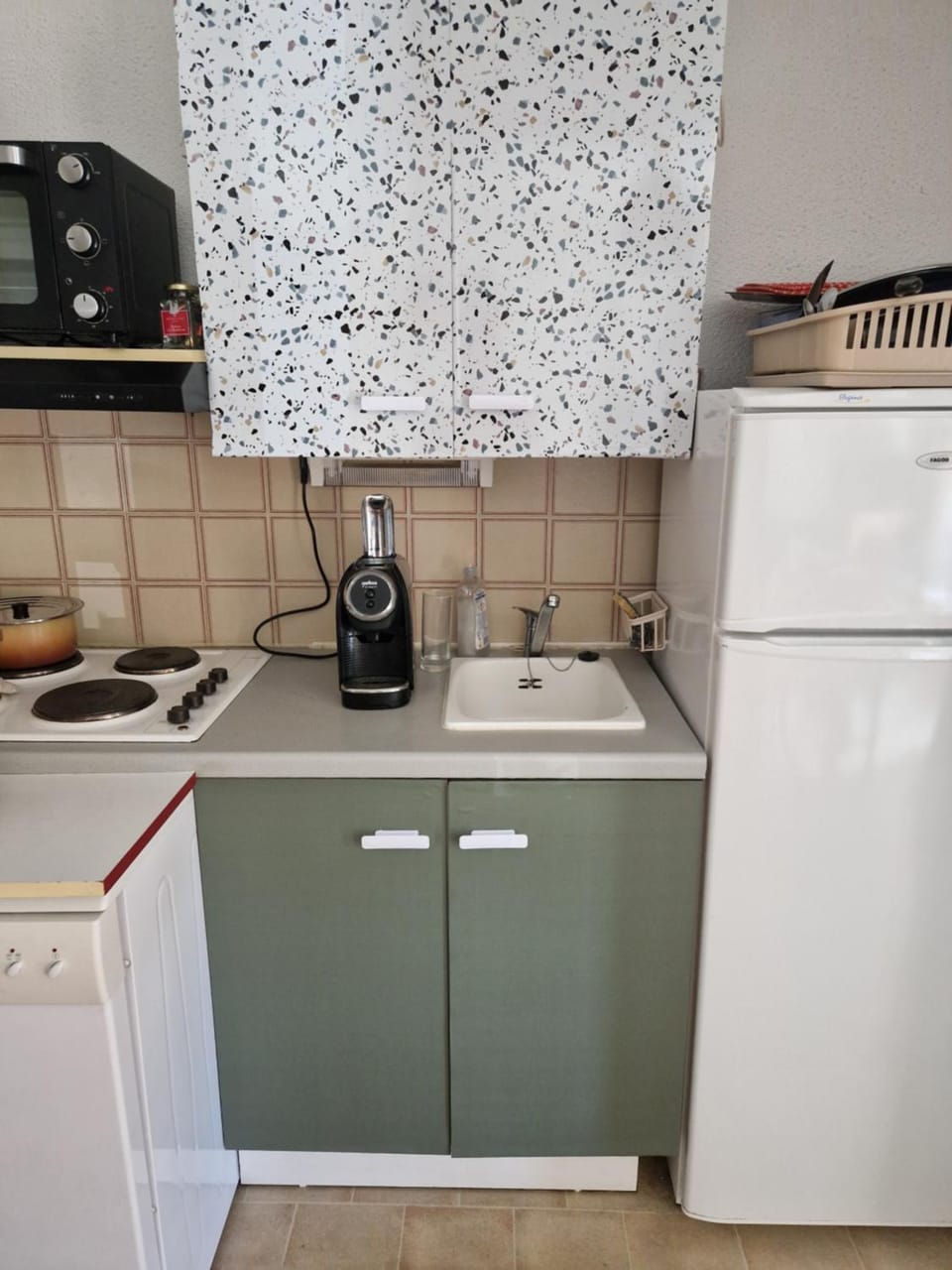 Kitchen or kitchenette, dishwasher, stove