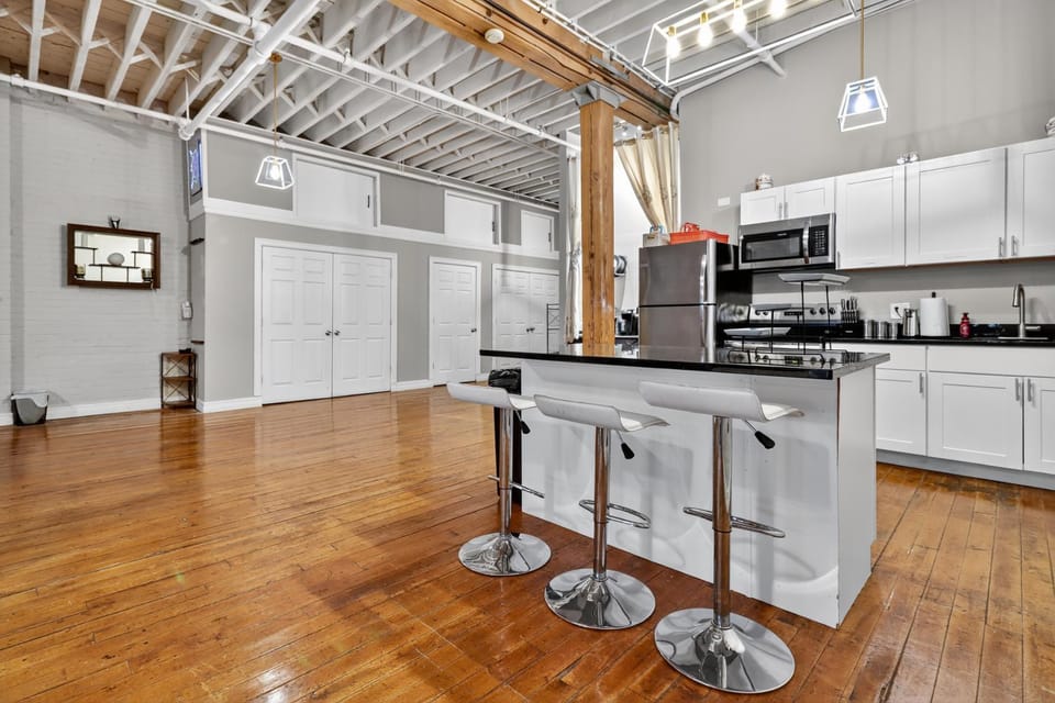 Huge 'MAN CAVE' 2 mins from Downtown Detroit apts Apartment in Windsor