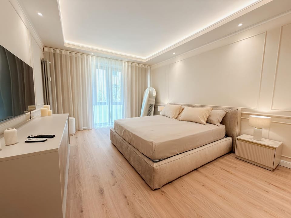 Bed, TV and multimedia, Photo of the whole room, Bedroom, wardrobe, air conditioner