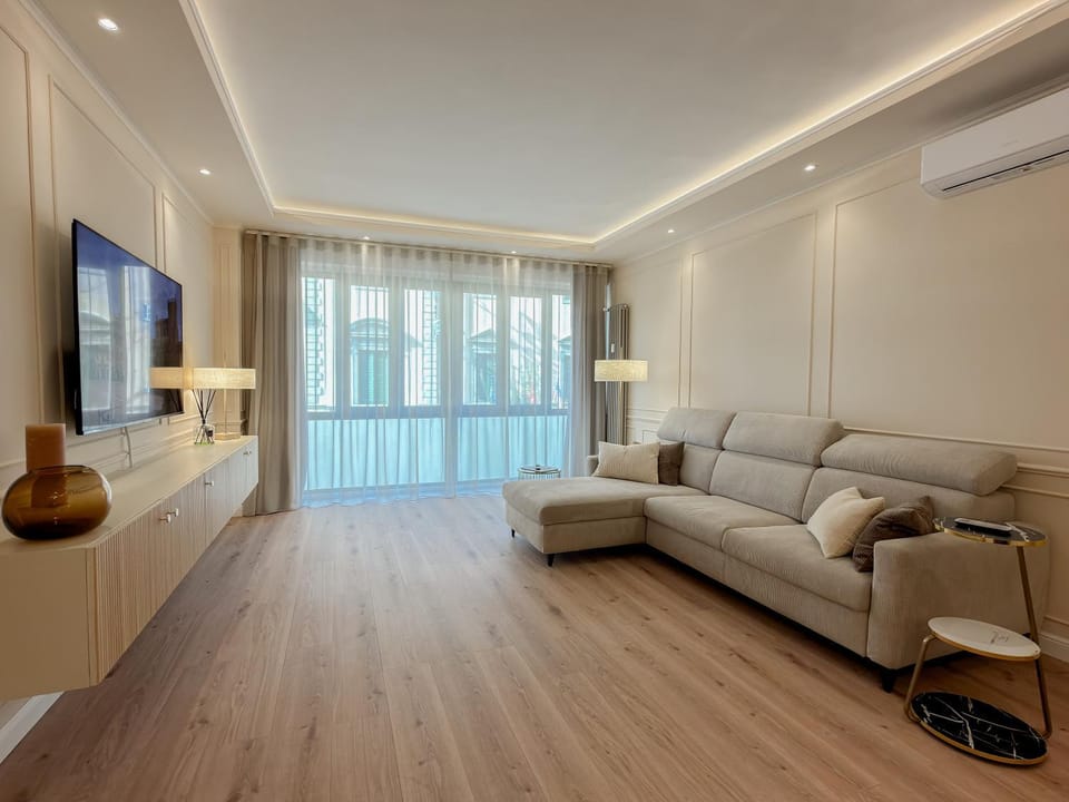 TV and multimedia, Living room, Seating area, air conditioner