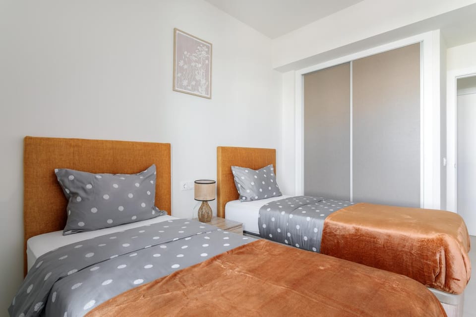 Private jacuzzi, heated pool, summer kitchen, AC Apartment in Torrevieja