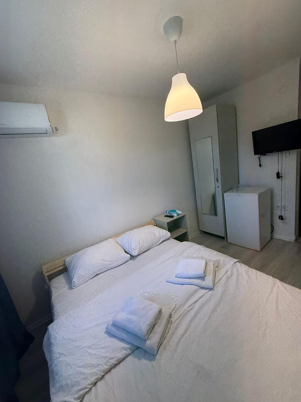 Bed, TV and multimedia, Photo of the whole room, Bedroom, towels, wardrobe, air conditioner