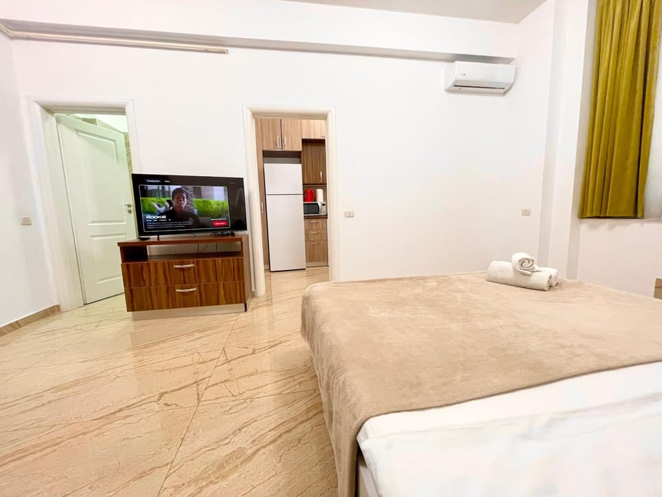 Bed, TV and multimedia, Photo of the whole room, Evening entertainment, Bedroom, towels, air conditioner