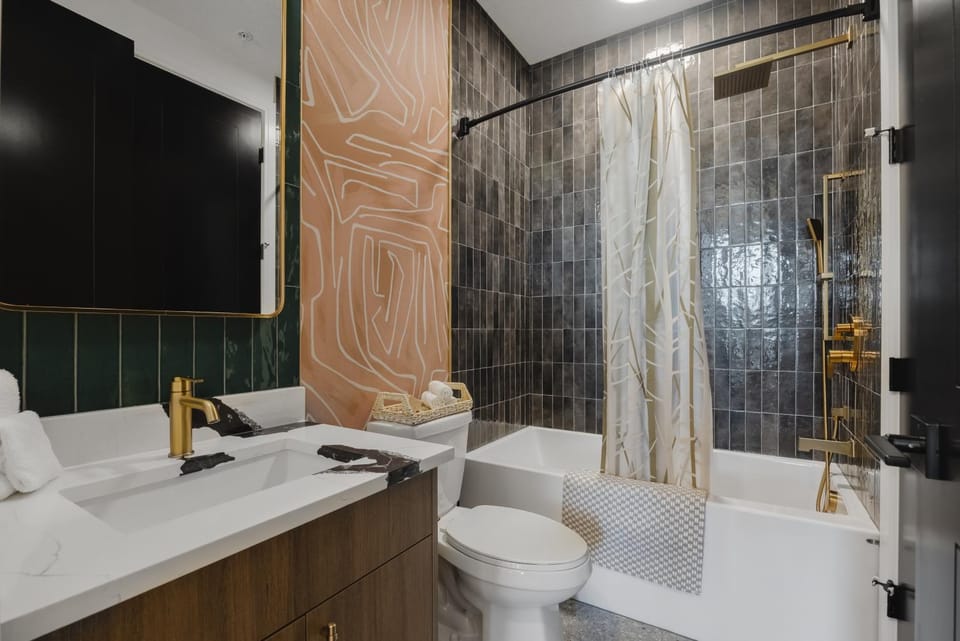 Shower, Toilet, Bathroom, Bath, towels