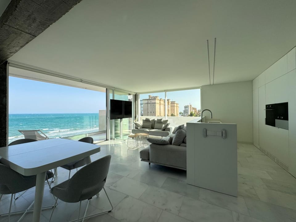 Communal lounge/ TV room, Living room, Sea view