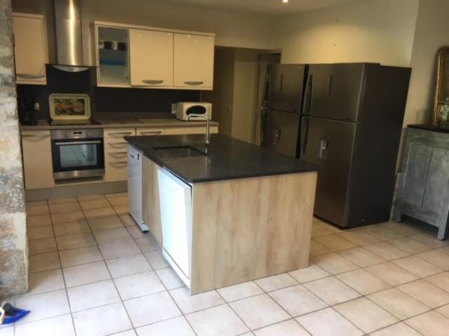 Kitchen or kitchenette, dishwasher, oven, stove