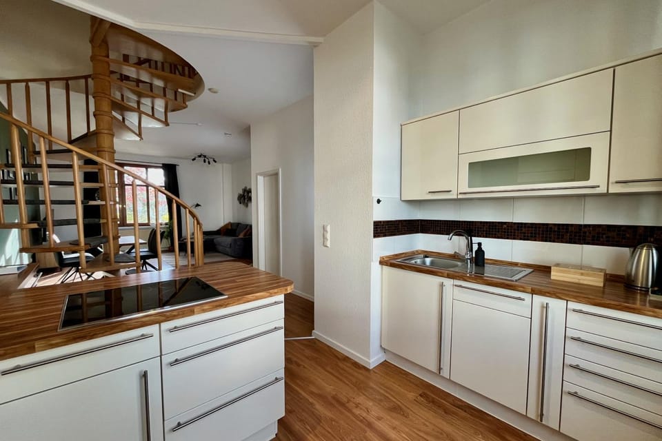Kitchen or kitchenette, dishwasher, stove