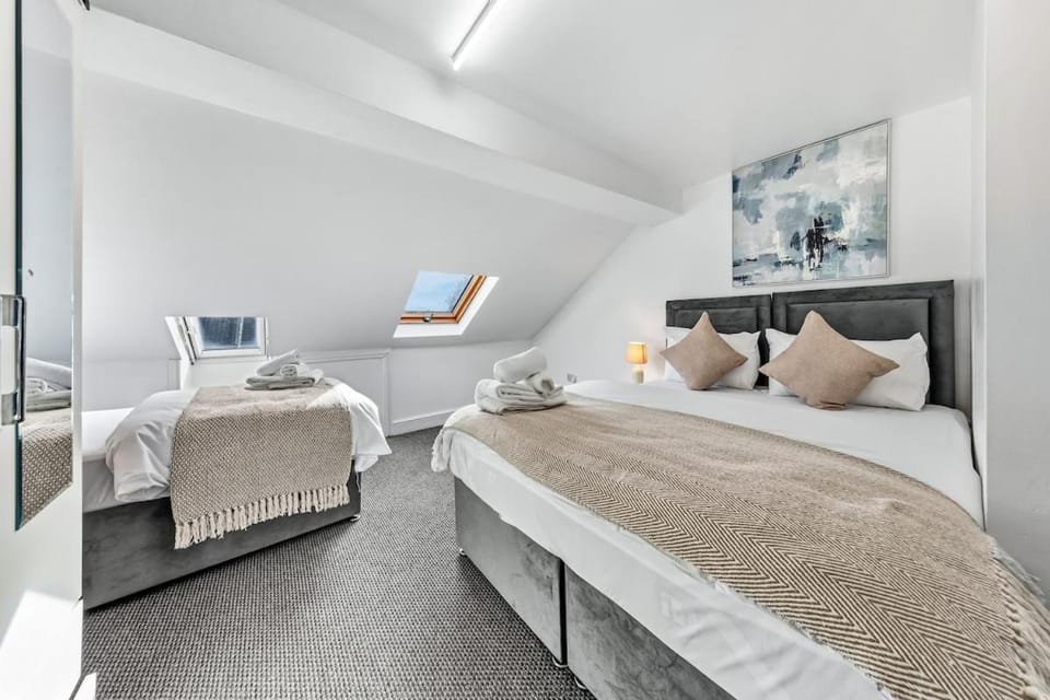 Bed, Photo of the whole room, Bedroom, towels