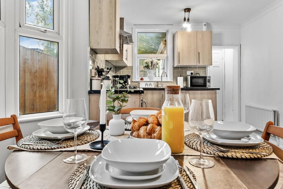 Kitchen or kitchenette, Food and drinks, Dining area, minibar, stove, toaster