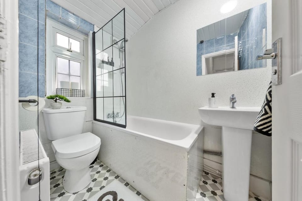 Shower, Toilet, Bathroom, Bath, towels