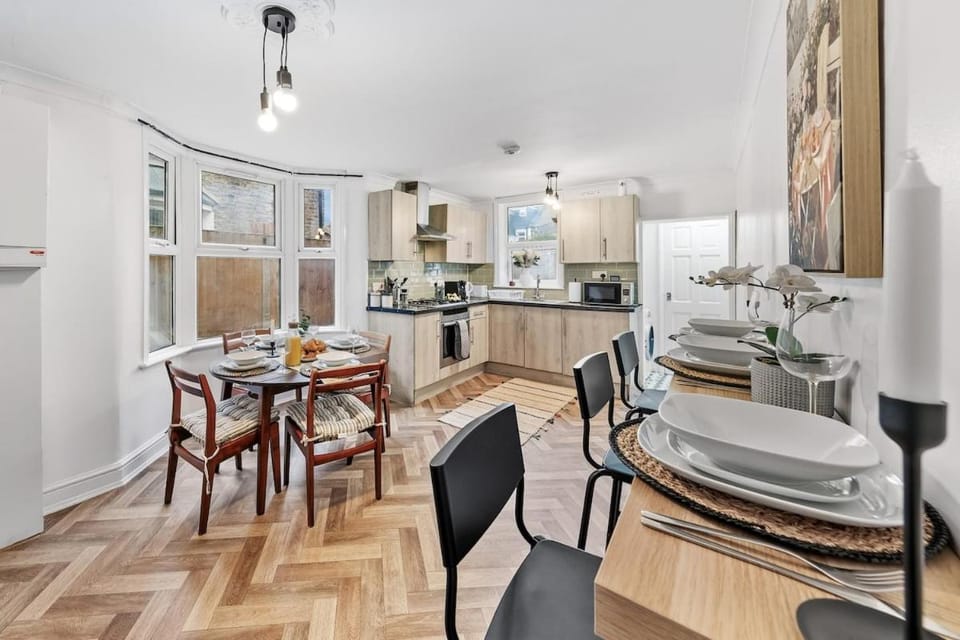 Kitchen or kitchenette, Seating area, Dining area, minibar, oven, stove