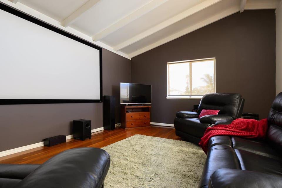 Communal lounge/ TV room, TV and multimedia, Living room, Seating area, Evening entertainment