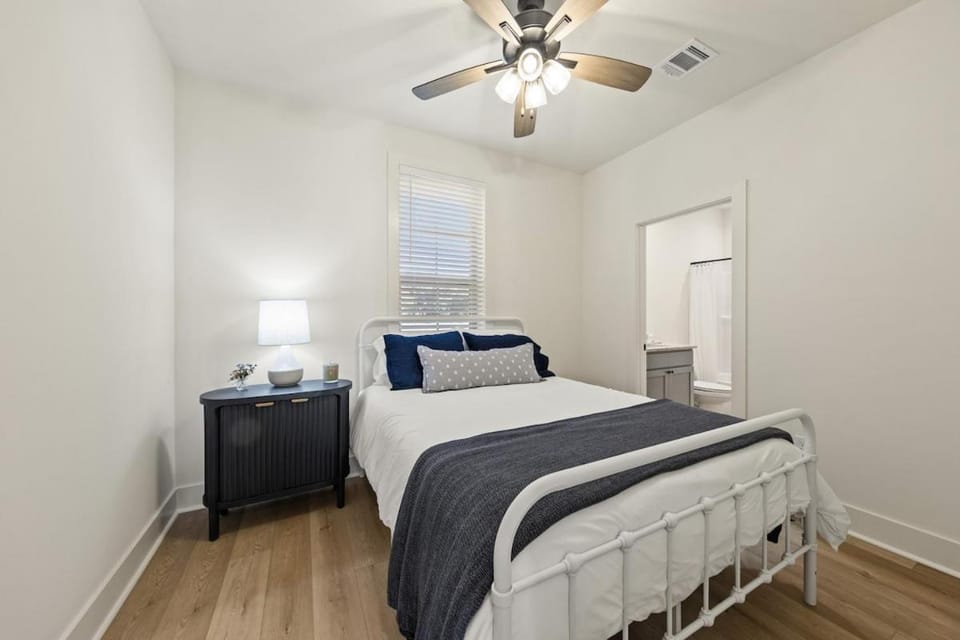 NEW River Ranch King Luxe Amenities Prime Location Apartment in Lafayette