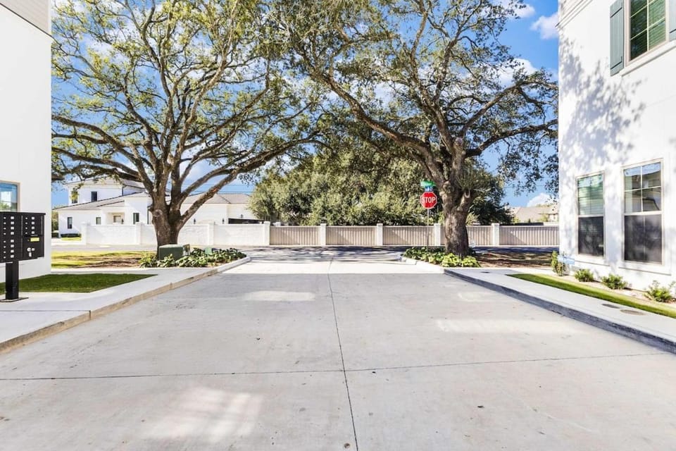 NEW River Ranch King Luxe Amenities Prime Location Apartment in Lafayette