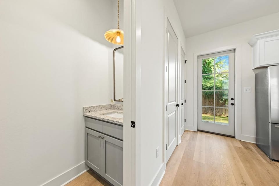 NEW River Ranch King Luxe Amenities Prime Location Apartment in Lafayette
